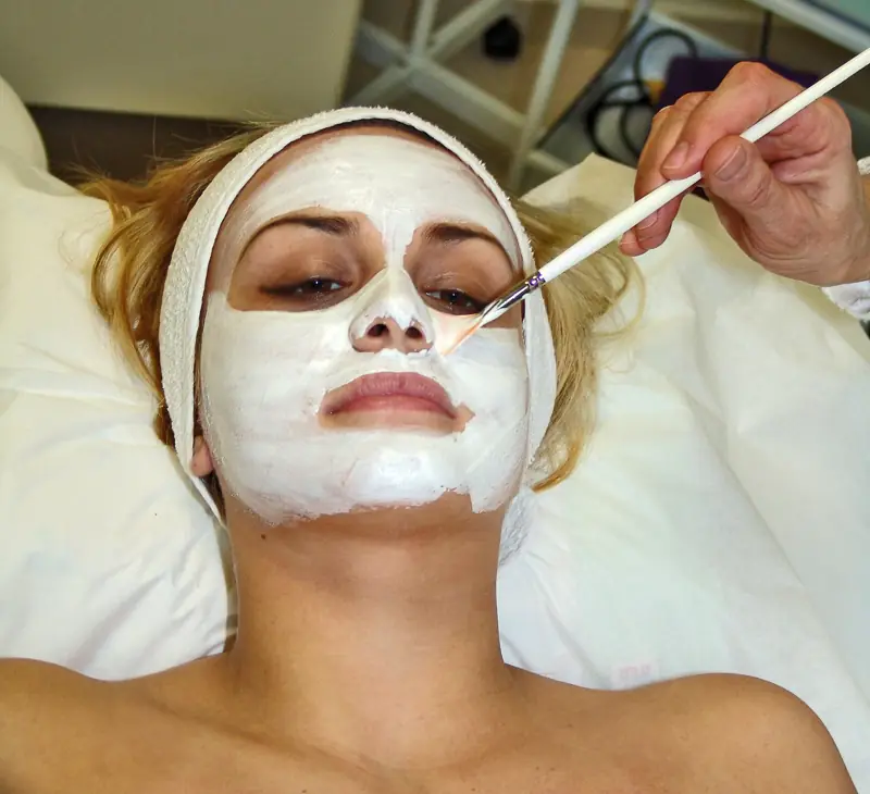 Aplicación de mascarilla facial con pincel