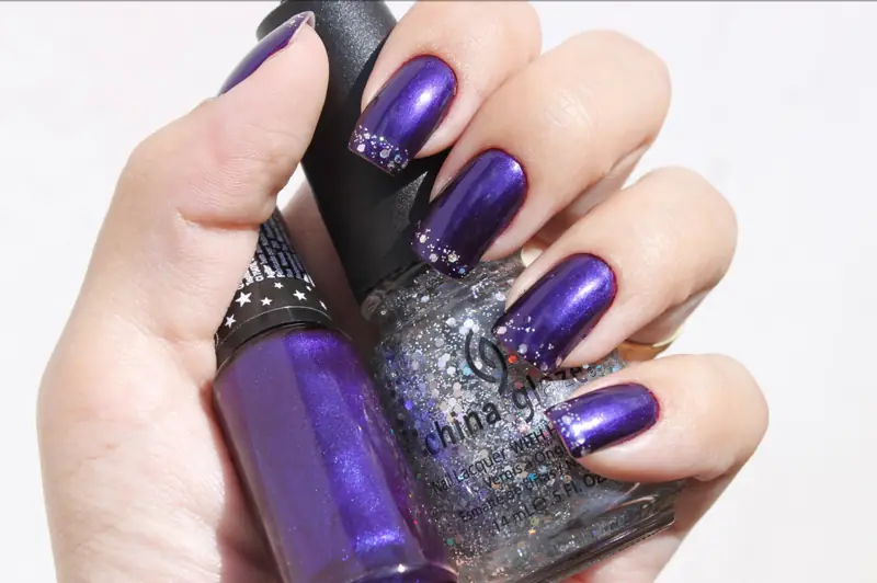 Uñas pintadas en tono violeta